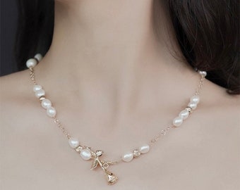 Conjunto de colar e brincos artesanais em ouro rosa com pérolas de água doce.