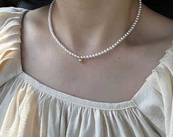 Gargantilha de pérolas pequenas em ouro maciço 18K: Colar com delicadas pérolas de água doce