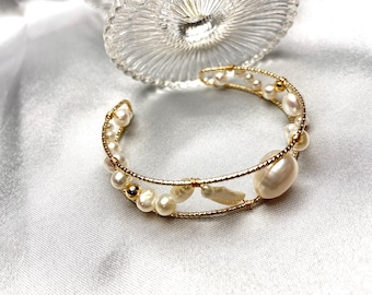 Pulseira rígida folheada a ouro com pérolas, pérolas barrocas Edison, estilo bracelete moderno.
