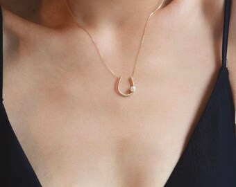 Colar Ferradura da Sorte: Pingente de Pérola Barroca em Ouro 14k