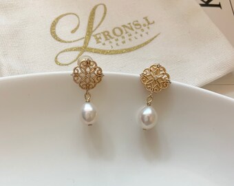 Boucles d'oreilles de mariée en dentelle dorée et perles d'eau douce : pendantes françaises