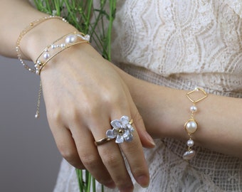 Anel artesanal com pérolas Keshi: Anel ajustável para usar em conjunto com outros anéis, banhado a ouro 18k.