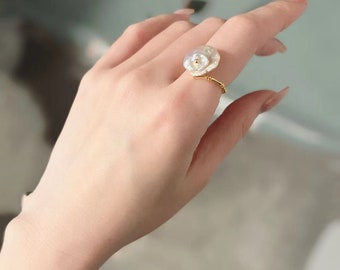 Anel de Pérola Keshi: Aro ajustável em prata de lei com banho de ouro 14K