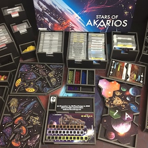 Organizador de Stars of Akarios® - Plano (inglés) compatible con este juego de mesa que incluye un nuevo sistema de guardado para el modo campaña (.pdf)