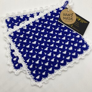 Könnte beinhalten: Zwei blaue und weiße gehäkelte Topflappen mit einem weißen gewellten Rand. Die Topflappen sind handgefertigt und haben ein Etikett mit der Aufschrift "HAND MADE" und den Worten "Especially for You".