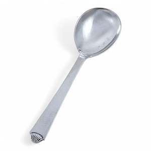 Puede incluir: Una cuchara de servir de plata con un cuenco redondeado y un mango decorativo.