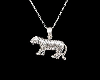 Vintage sterling silver 3D tiger walking pendant necklace on cable chain