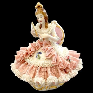 Figura de porcelana Karl Klette de encaje de Dresde vintage en miniatura, Dama sentada en una silla boudoir con ventilador