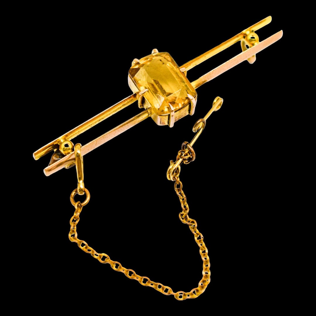 Lot de Lot or comprenant pendentif, épingles de cravate, bagues, broche