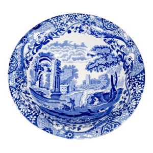 Könnte beinhalten: Eine blaue und weiße Keramikschüssel mit floralem Rand und einem Landschaftsbild mit einer Brücke, Bäumen und einem Gebäude.