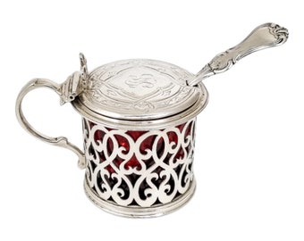 Grande tamburo di senape forato in argento sterling vittoriano con rivestimento in rubino e set di condimenti a cucchiaio, 1865