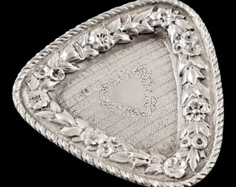 Plato eduardiano de alfiler triangular de plata de ley con flores en relieve, Deakin & Francis