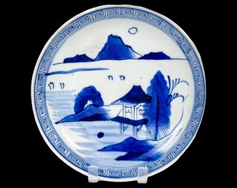 Antiguo plato japonés Meiji era Arita azul y blanco con montañas y árboles