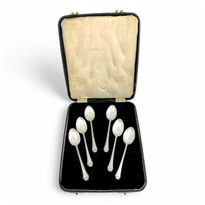 Art Deco-teskedar i sterlingsilver, set om 6 i etui, pärlbesatta skedar med snäckskal, Wilmot Co Birmingham 1928