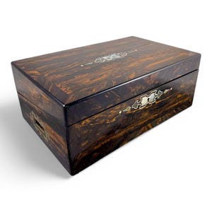 Caja de escritura victoriana Coromandel con incrustaciones de nácar y asas ajustadas, enorme y antigua caja de papelería inglesa de madera, c. 1870.