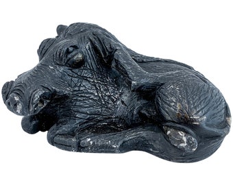 Folk Art Tribal Afrikanische Speckstein Statue eines liegenden Warzenschweins kratzt sein Ohr