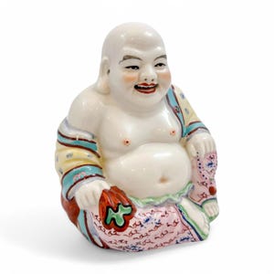 Famille Rose porseleinen porseleinen Boeddhabeeld uit de Chinese Republiek met gebedskralen, handgeschilderde gewaden in roze, groenblauw en geel, 15 cm