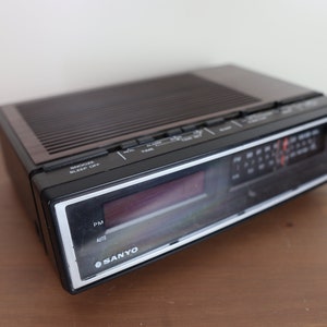 Classic Vintage 1980s Sanyo Bedside Digital Alarm Clock Radio with Woodgrain - Excellent Condition