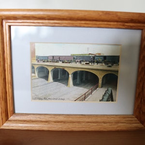 Vintage 60er Jahre "Winnipeg Main Street Subway" Postkarte in schönem Holzrahmen - Hervorragender Zustand