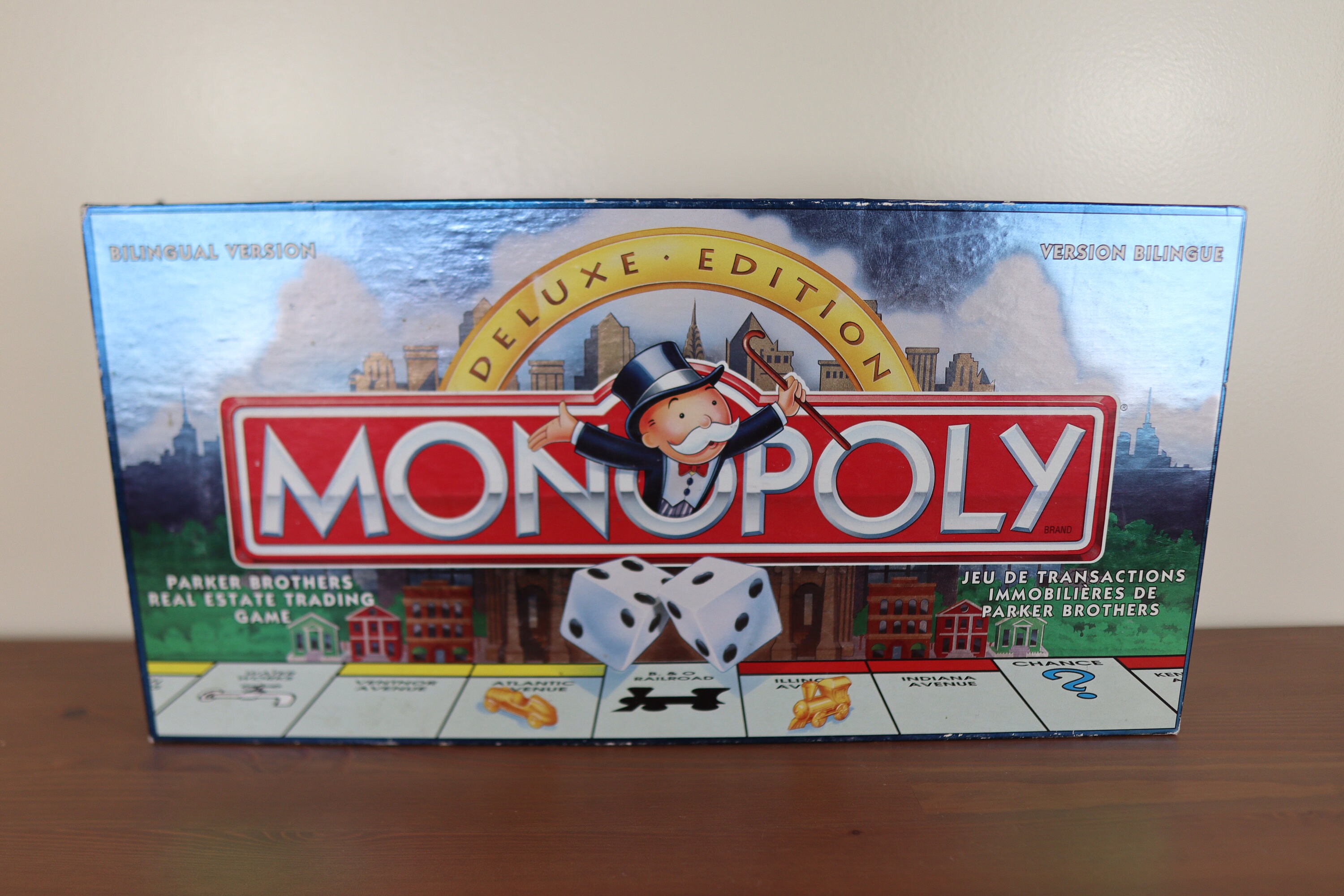 Rare Vintage 1996 Parker Brothers Monopoly Deluxe Edition Bilingual Version  Complete Game in Excellent Condition Very Clean 