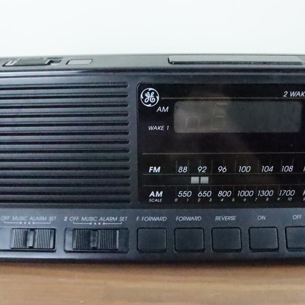 Very Cool Vintage 1980s General Electric 2 Alarm Digital Clock AM/FM Radio in Excellent Condition + Very Clean
