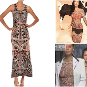 Könnte beinhalten: Ein ärmelloses, bodenlanges Kleid mit einem einzigartigen Muster. Das Kleid weist eine Mischung aus Beige-, Schwarz- und Burgundertönen in einem komplizierten Design auf. Das Model trägt goldene Absätze. Das Kleid ist figurbetont und hat einen Rundhalsausschnitt.