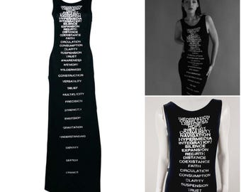 Vestido largo con abertura Millenium de Moschino, texto, palabras, tipografía, esperanza, fuerza, fe, mensaje, 2000