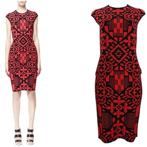 Puede incluir: Un vestido rojo y negro sin mangas con un diseño geométrico.