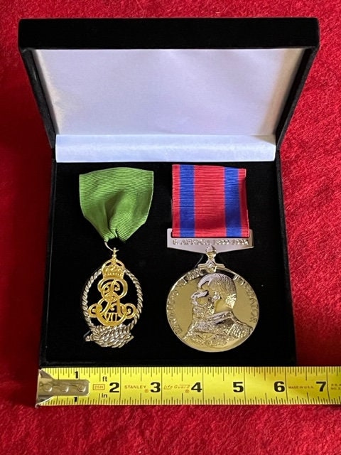 勲章／メダル Amazon.co.jp: 北朝鮮 共和国英雄 金星メダル レプリカ 勲章