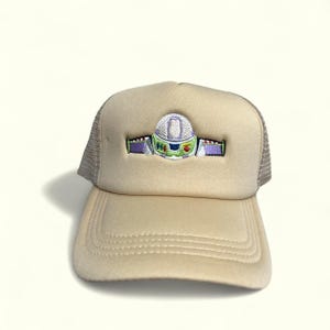 Minimalist Buzz Lightyear Trucker Hat – Embroidered Faceless Disney Toy Story Cap for Adults