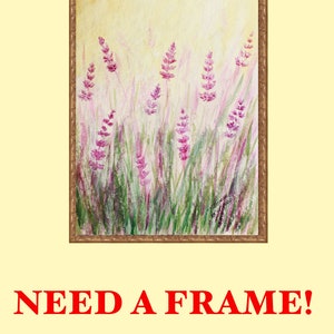 K&ouml;nnte beinhalten: Gerahmtes Aquarellgem&auml;lde mit Lavendelbl&uuml;ten in einem Feld. Das Kunstwerk zeigt lila Bl&uuml;tenst&auml;nde und gr&uuml;nes Gras vor einem gelben Hintergrund. Der Rahmen hat eine warme braune Farbe. Der Text unten lautet "NEED A FRAME!"