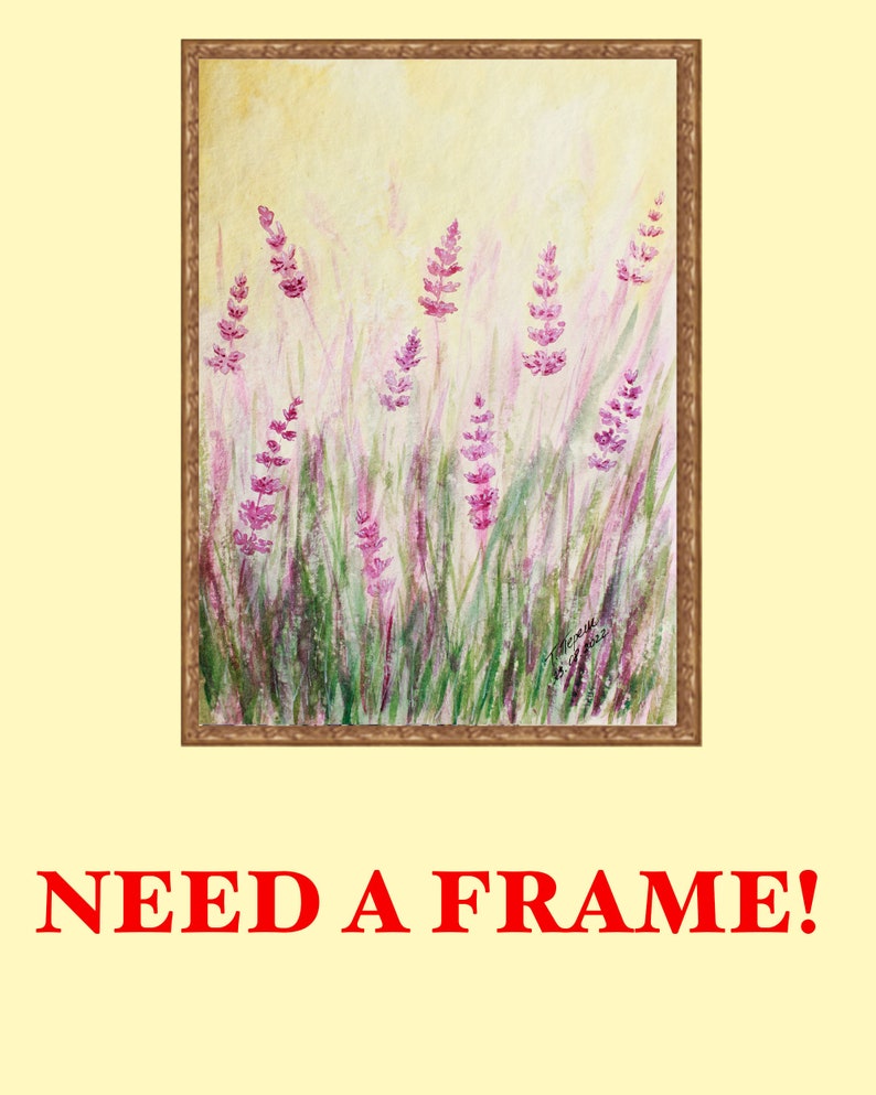 K&ouml;nnte beinhalten: Gerahmtes Aquarellgem&auml;lde mit Lavendelbl&uuml;ten in einem Feld. Das Kunstwerk zeigt lila Bl&uuml;tenst&auml;nde und gr&uuml;nes Gras vor einem gelben Hintergrund. Der Rahmen hat eine warme braune Farbe. Der Text unten lautet "NEED A FRAME!"