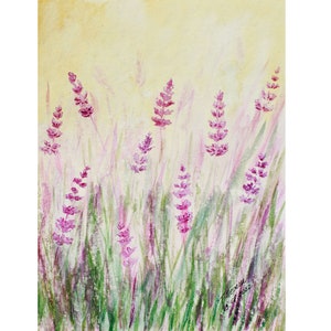 K&ouml;nnte beinhalten: Aquarellmalerei von Lavendelbl&uuml;ten auf einem Feld. Das Kunstwerk zeigt lila Lavendelbl&uuml;ten mit gr&uuml;nen und lila Stielen vor einem weichen gelben Hintergrund. Das Gem&auml;lde ist signiert und datiert.
