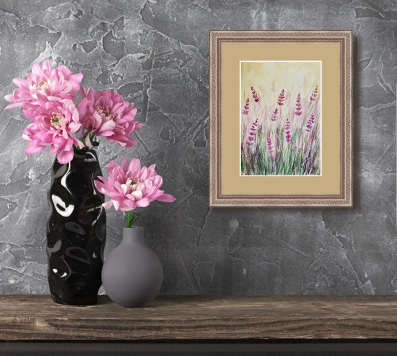 K&ouml;nnte beinhalten: Gerahmtes Gem&auml;lde mit Lavendelbl&uuml;ten auf einem Holzregal. Zwei Vasen, eine schwarze und eine graue, enthalten rosa Chrysanthemen. Der Hintergrund ist eine strukturierte graue Wand. Das Kunstwerk erinnert an die Natur.