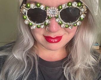 Olivgrüne Perlensonnenbrille mit Vintage-Leopardenanhängern und Diamantbesatz. Handgefertigt mit goldenen Akzenten.