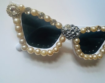 Braut-Retro-Sonnenbrille im 60er-Jahre-Stil mit Vintage-Perlen und Strassknöpfen.