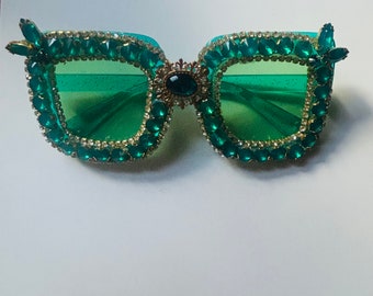 Türkis grün blaue Retro Sonnenbrille mit umgearbeitetem Schmuck und Perlen