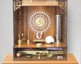 Hindu Mandir: Holzstempel mit Teakholz-Struktur und Om-Sonnen-Motiv