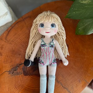 Taylor Swift, amigurumi, 34 cm. Taylor in outfit met lovertjes. Speciaal speelgoed, persoonlijke amigurumi-pop, natuurlijk speelgoed,
