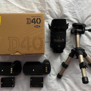 NIKON D40 Digital camera kit w/NIKKOR 18-200 lens . See Description .