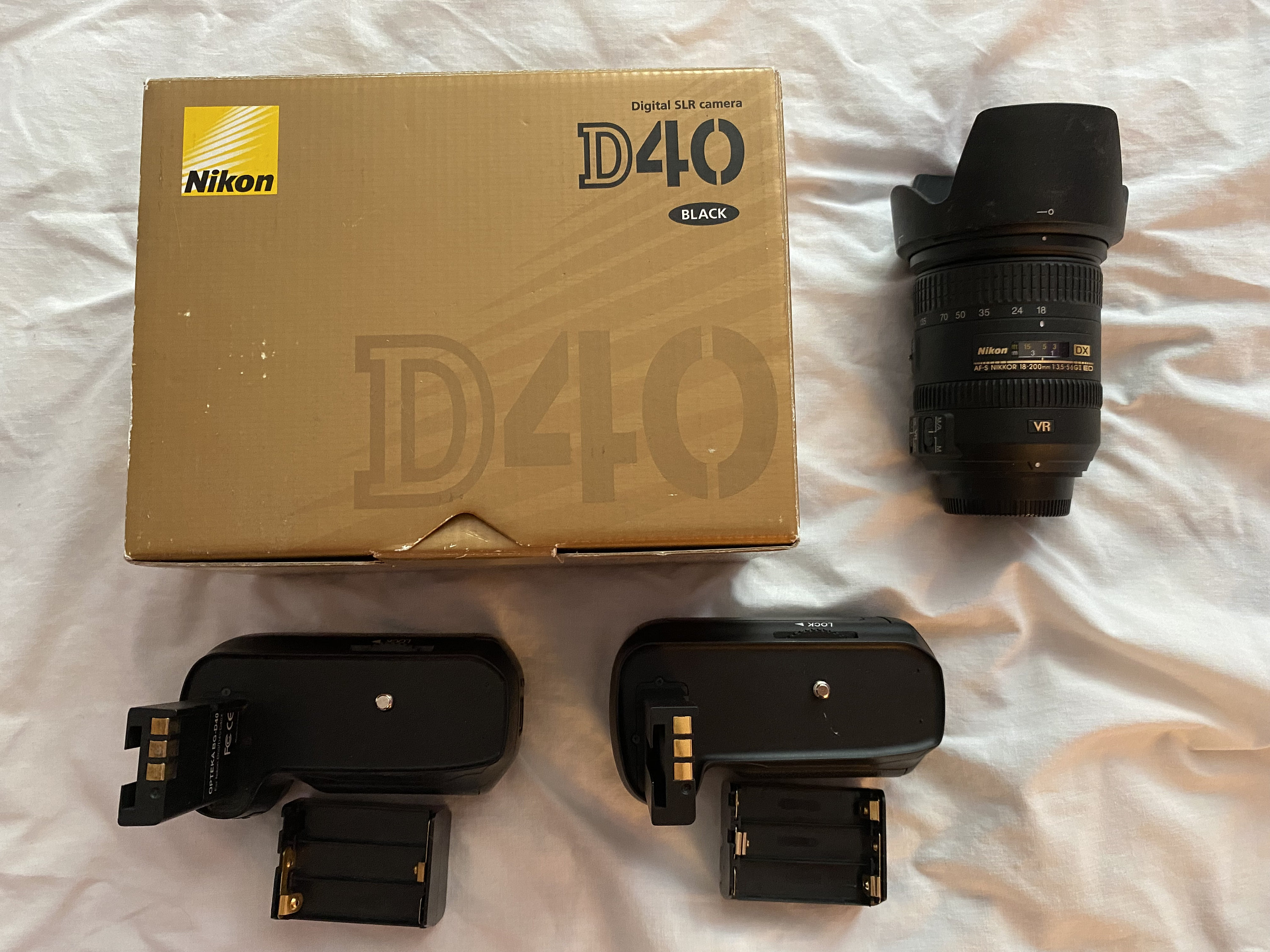 NIKON D40 Digital Camera Kit W/nikkor 18-200 Lens . See 