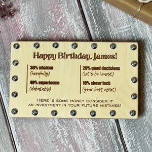 Scatola porta soldi personalizzata per compleanno – Busta porta soldi in legno incisa con bulloni e dadi – Regalo originale divertente per lui o lei – Ricordo personalizzato