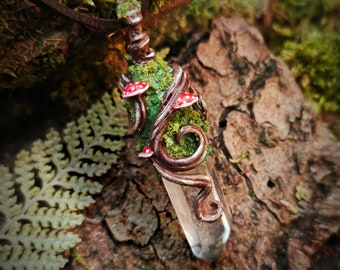 Precioso terrario forestal de cristal de cuarzo con musgo y setas.