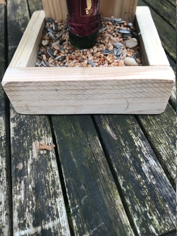 Futterstation fr Vgel, Hhner mit Weinflasche, Futterhuschen,  Vogelfutterspender, Vogelhaus, Futtersilo - Etsy.de