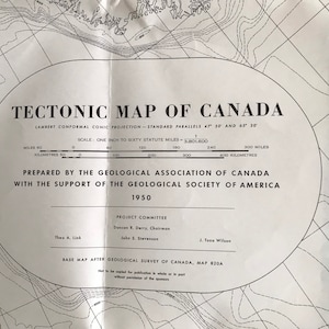 Puede incluir: Un mapa tectónico en blanco y negro de Canadá, que muestra características geológicas. El mapa está titulado "Mapa tectónico de Canadá" e incluye el texto "Proyección cónica conforme de Lambert - Paralelos estándar 47° 30' y 65° 30'". El mapa también incluye una barra de escala y una leyenda.
