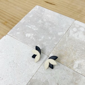 Pendientes blanco y negro estilo bohemio para mujer elegante y original, pendientes cortos de tamaño medio hipoalergénicos y ligeros imagen 1