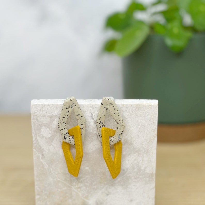 Pendientes geométricos largos de eslavones, pendientes de botón alargados de cadena en color crudo y amarillo mostaza de arcilla polimérica imagen 3