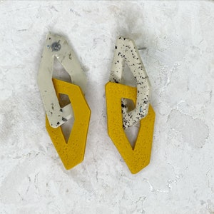 Pendientes geométricos largos de eslavones, pendientes de botón alargados de cadena en color crudo y amarillo mostaza de arcilla polimérica imagen 4