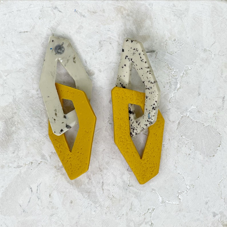 Pendientes geométricos largos de eslavones, pendientes de botón alargados de cadena en color crudo y amarillo mostaza de arcilla polimérica imagen 4