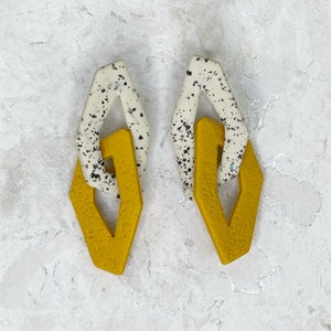 Pendientes geométricos largos de eslavones, pendientes de botón alargados de cadena en color crudo y amarillo mostaza de arcilla polimérica imagen 2